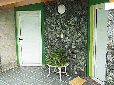 Entrada a los apartamentos