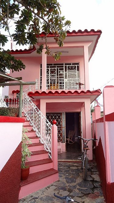 Habitaciones de la casa en la parte superior, acceso independiente por la escalera exterior