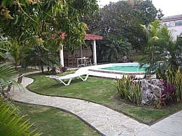 Jardines frente a la casa en playa de Guanabo