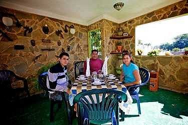De izquierda a derecha, Osiel, Victor y Gloria, los due�os