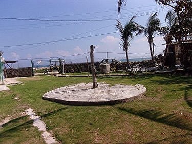 Detalle del jardin con el mar al fondo