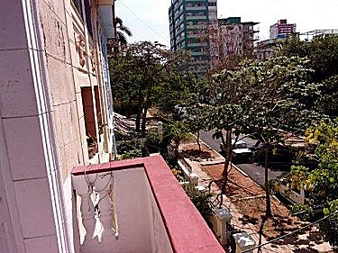 Balcon del apartamento y vista exterior