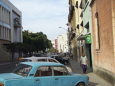 
Calle del apartamento. A la izquierda el Museo de Bellas Artes. Un poco mas alla, el Museo de la Revolucion