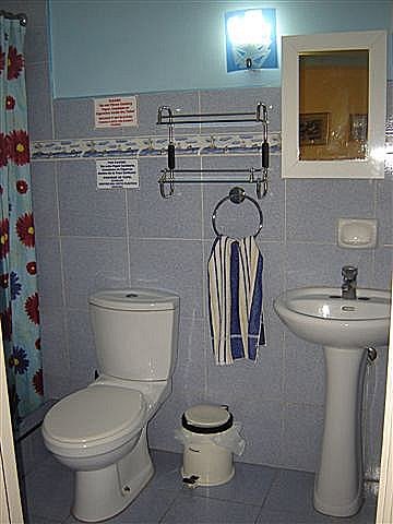 Baño habitacion 2 (lavabo e inodoro)