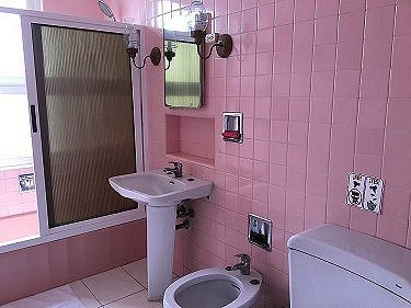 Uno de los tres baños, los otros son similares