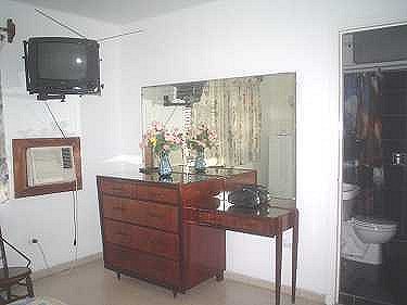 Otra vista de la habitacion con el ba�o al lado