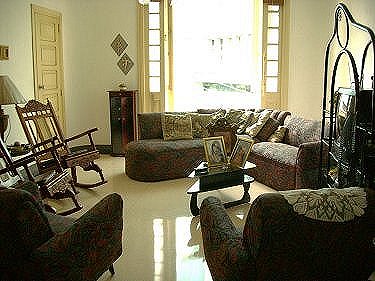 Salon con el balcon al fondo