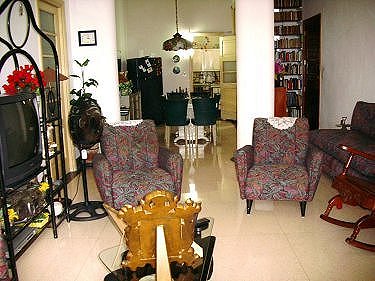 Salon con el comedor al fondo