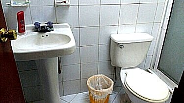 Ba&ntilde;o del apartamento de Rene