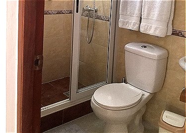 Otro de los baños. Todos similares. Las cinco habitaciones con baño privado.