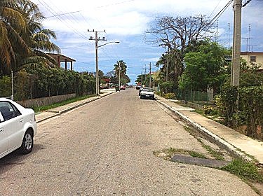 Camino a la playa, que esta al fondo