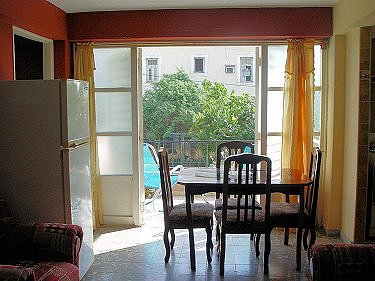 Comedor, con balcon al fondo