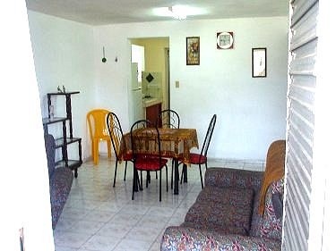 Sala comedor con la cocina al fondo