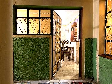 Entrada al apartamento 158 de La Habana Vieja