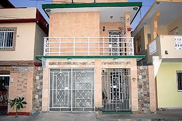 La casa vista desde el exterior