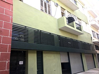 Fachada del apartamento con balcon a la calle