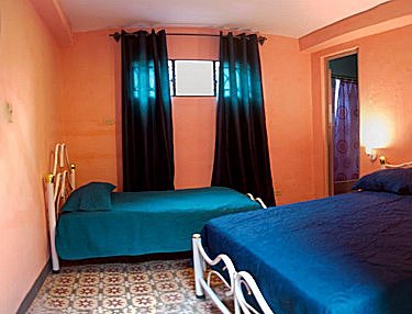 Habitacion 3 - Con dos camas, matrimonial y personal 