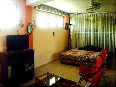 Habitacion con baño al fondo