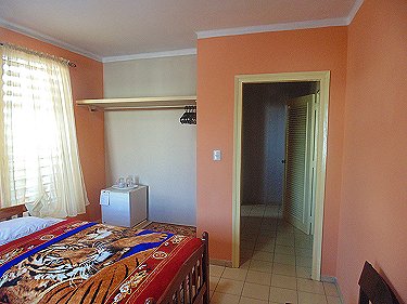 Salon con detalle del bar