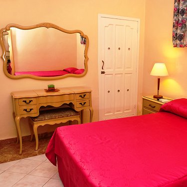 Ba&ntilde;o de la habitacion con entrada independiente