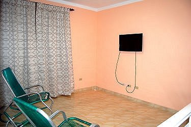 Sala de estar con television para los huespedes