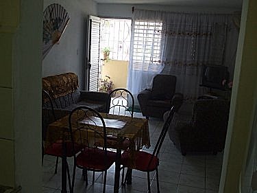 Sala comedor con el balcon al fondo