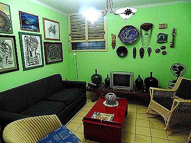 Sala estar planta baja con televisor