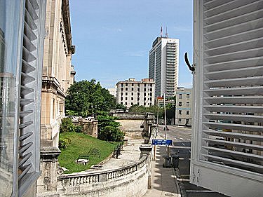 Vista desde el apartamento, al fondo el Hotel Habana Libre