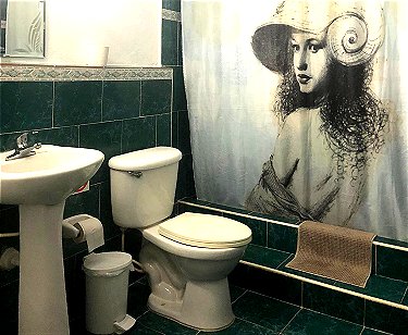 Baño 1 del apartamento de Juliet de tres habitaciones