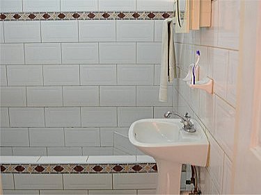 Baño del apartamento de Marlen de dos habitaciones