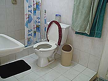 Uno de los ba&ntilde;os, todos son similares