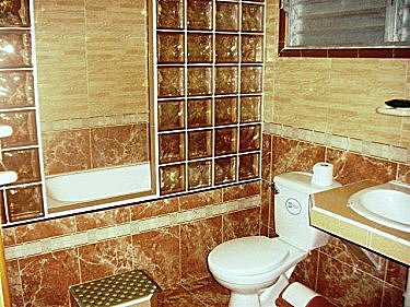 Uno de los ba&ntilde;os (los tres son similares)