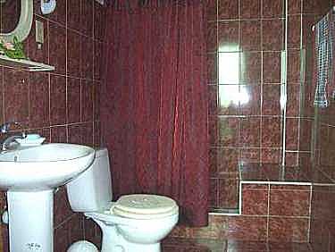 Uno de los ba&ntilde;os (todos similares)