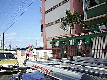 Calle del apartamento, el mar al fondo