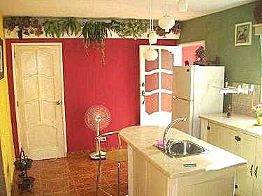 Cocina y comedor de uno de los apartamentos