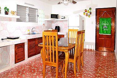 Cocina comedor del Hostal 829 en playa Camarioca, Varadero, Cuba