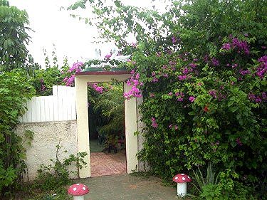 Entrada lateral desde la playa a la Casa de Lida Martel