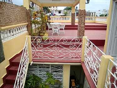 Entrada a la habitacion y terraza superior del Hostal