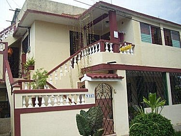 Detalle de la casa con el apartamento que se alquila arriba