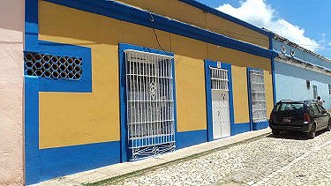 Fachada de la Casa Valdivia en Trinidad. Se llega perfectamente en automovil.