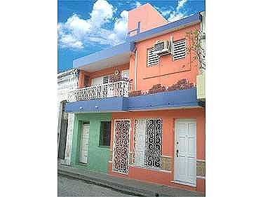 Fachada con el apartamento arriba