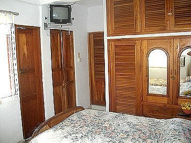 Una de las habitaciones. La otra es similar pero con dos camas