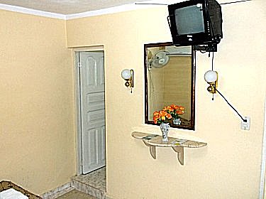 Detalle de la habitacion 2. Las tres habitaciones tienen television