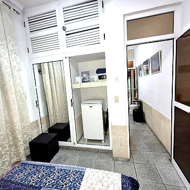 Habitacion del apartamento con una cama matrimonial. Sofa cama en el salon