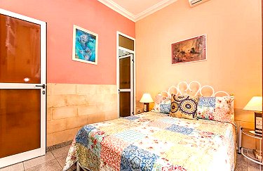 Habitacion del apartamento con una cama matrimonial. Aire acondicionado split (silencioso)