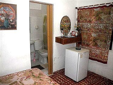 Detalle de la habitacion con el baño al fondo