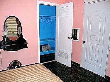 Habitacion de dos camas (vista del armario con caja de seguridad)