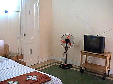 Habitacion (ventilador y televisor). Tambien tiene aire acondicionado 