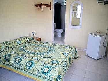 Habitacion (ba&ntilde;o al fondo y TV derecha arriba)