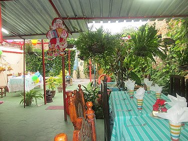 Con la mesa puesta en el jardin